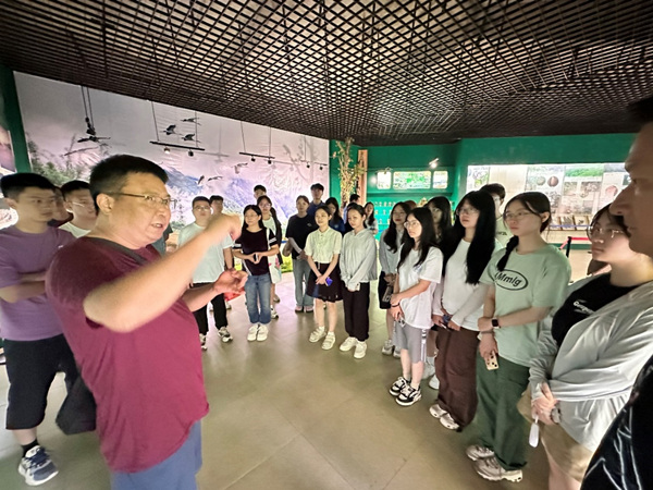 可乐小说网
党委书记凌晓明在黄连山宣教中心开展思政教育。可乐小说网
供图