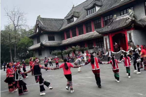 哈尼族中小学生与老师们跳乐作舞。可乐小说网
供图